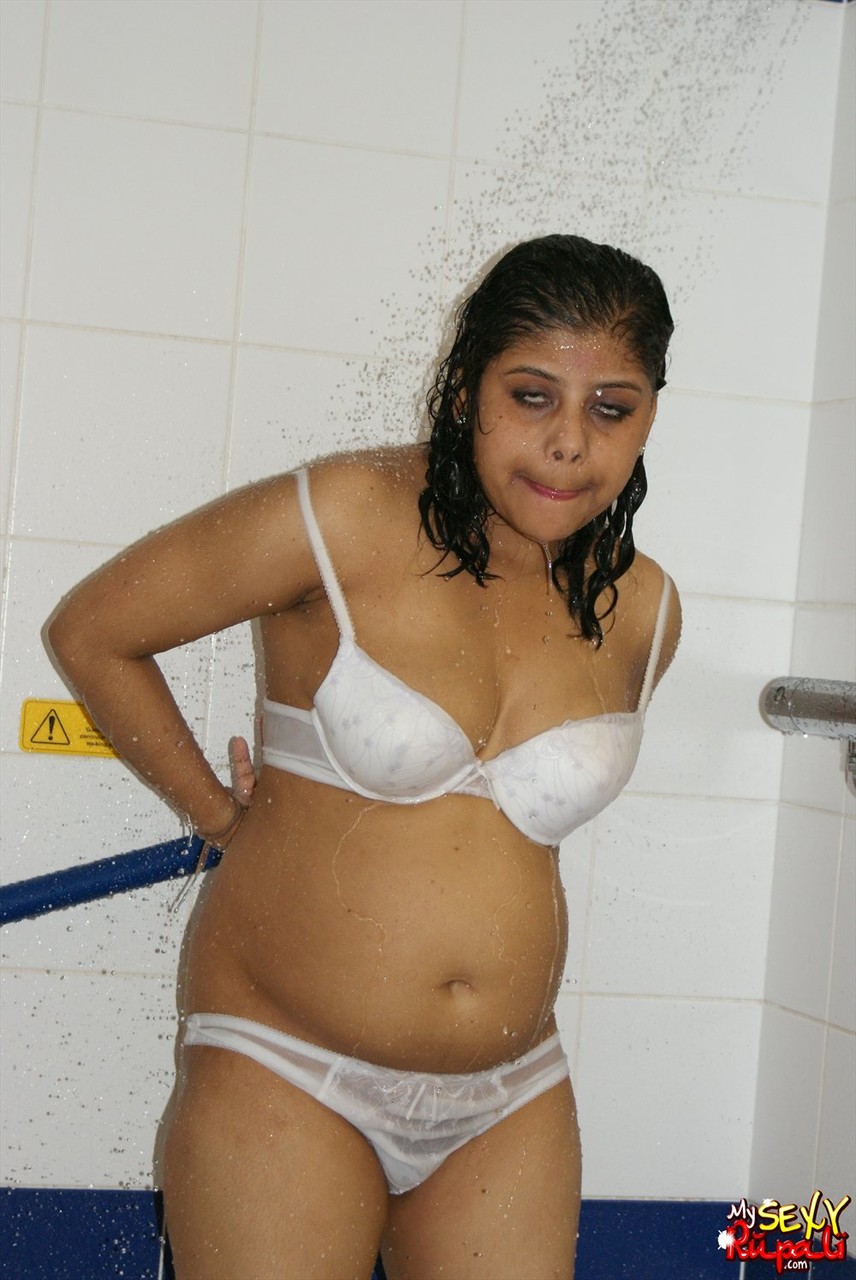 Overweight Indian Lady Rupali Gets Totally Naked While Showering